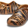 Zuecos Crocs Classic con estampado animal, sandalias de playa con rayas de tigre amarillas 206676-2ZF
