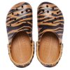 Zuecos Crocs Classic con estampado animal, sandalias de playa con rayas de tigre amarillas 206676-2ZF