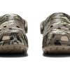 Zuecos Crocs Classic con estampado de camuflaje «Marrón» 894825