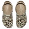 Zuecos Crocs Classic con estampado de camuflaje «Marrón» 894825