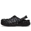 Zuecos Crocs Classic con forro geométrico para mujer, color negro, 210069-001