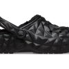 Zuecos Crocs Classic con forro geométrico para mujer, color negro, 210069-001