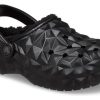 Zuecos Crocs Classic con forro geométrico para mujer, color negro, 210069-001