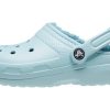Zuecos Crocs Classic con forro para mujer, color azul cielo, 203591-4SS