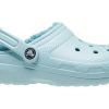 Zuecos Crocs Classic con forro para mujer, color azul cielo, 203591-4SS