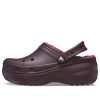 Zuecos Crocs Classic con plataforma y forro para mujer, color cereza oscuro, 207938-6WD
