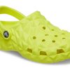 Zuecos Crocs Classic Geometric para mujer, color verde, 209563-76M
