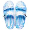 Zuecos Crocs Classic Marble Beach unisex, color blanco y azul, 207701-1FK