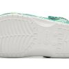 Zuecos Crocs Classic Tropical con diseño de camuflaje verde 207179-94S