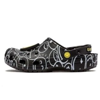 Zuecos Crocs Smiley World Classic para mujer, color negro, blanco y amarillo, 873137