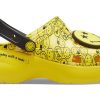 Zuecos Crocs (WMNS) X Smiley Classic con suela gruesa y cara sonriente, color amarillo y negro 207233-90H