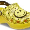 Zuecos Crocs (WMNS) X Smiley Classic con suela gruesa y cara sonriente, color amarillo y negro 207233-90H