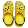 Zuecos Crocs (WMNS) X Smiley Classic con suela gruesa y cara sonriente, color amarillo y negro 207233-90H