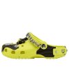 Zuecos Crocs x MCM con estampado de camuflaje «Amarillo neón» MEXCSMM27YN