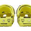 Zuecos Crocs x MCM con estampado de camuflaje «Amarillo neón» MEXCSMM27YN